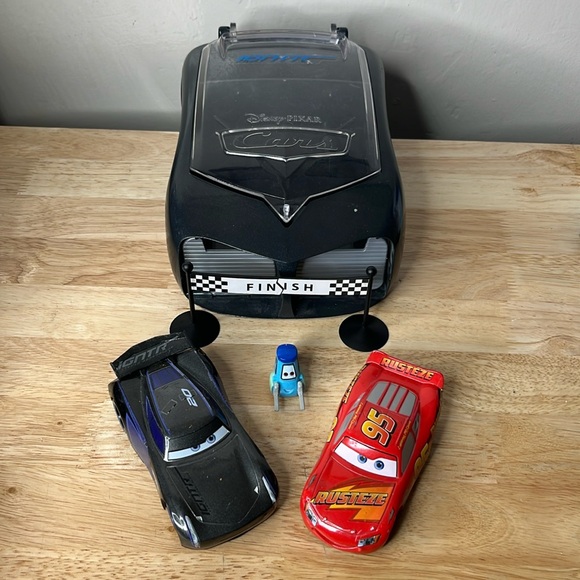 Disney Store Cars 3 Pit Crew Launcher Set Lightning McQueen Jackson Storm Race - Picture 2 of 16